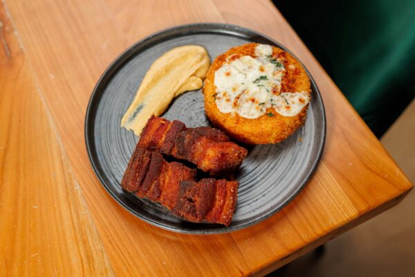 Piept de porc crocant & mamaliga in crusta panko