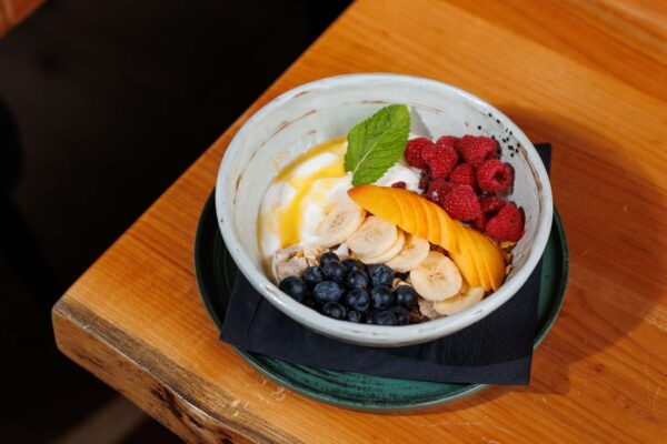 Iaurt cu fructe si Granola